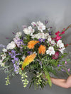 Botanical Rhapsody — ramo silvestre con kniphofia naranja, alstroemeria blanca y gladiolos fucsia