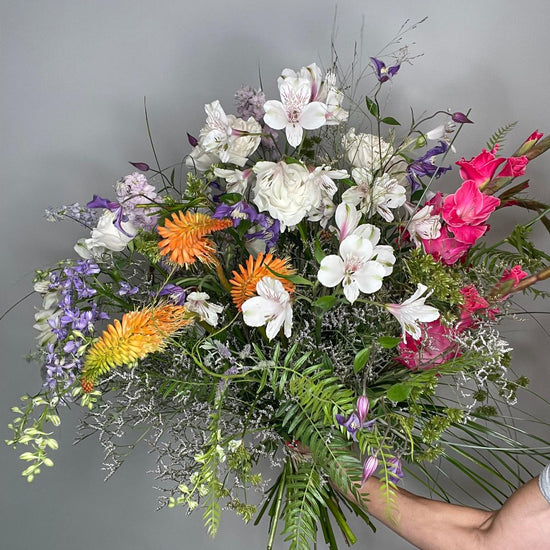 Botanical Rhapsody — ramo silvestre con rosas blancas, kniphofia naranja y gladiolos fucsia