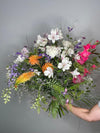 Botanical Rhapsody — ramo silvestre con rosas blancas, kniphofia naranja y gladiolos fucsia
