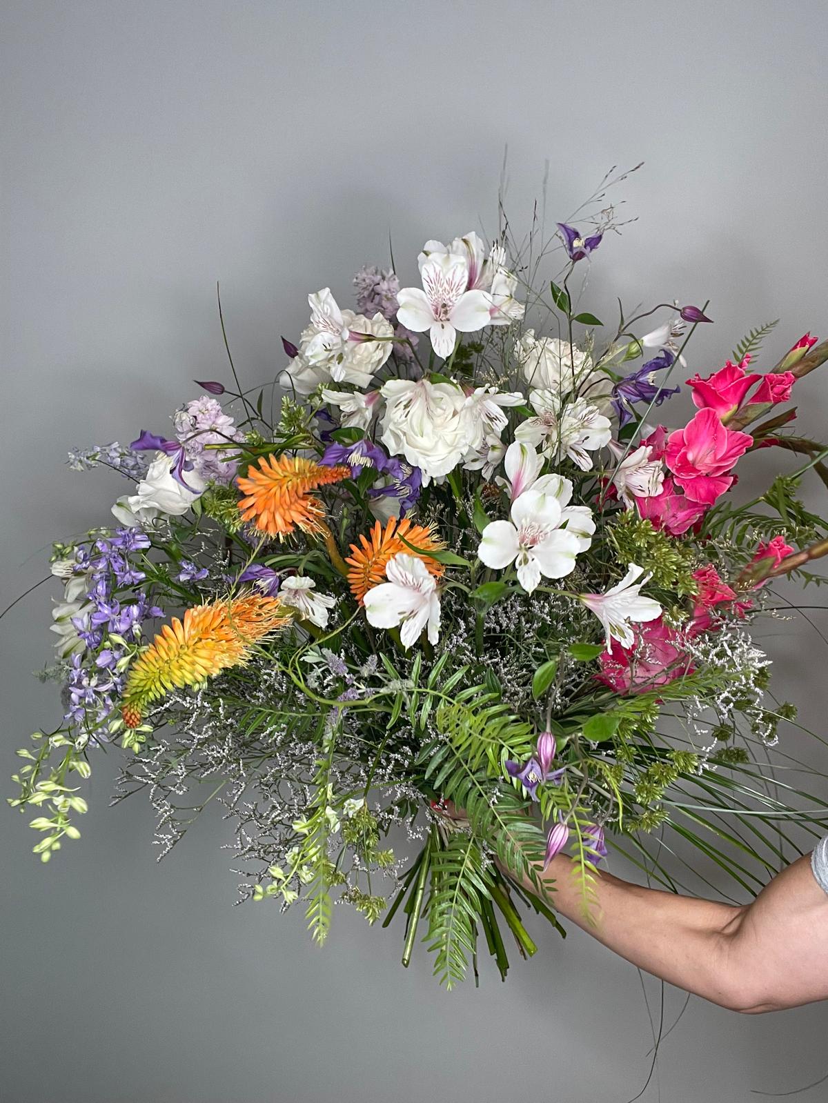 Botanical Rhapsody — ramo silvestre con rosas blancas, kniphofia naranja y gladiolos fucsia