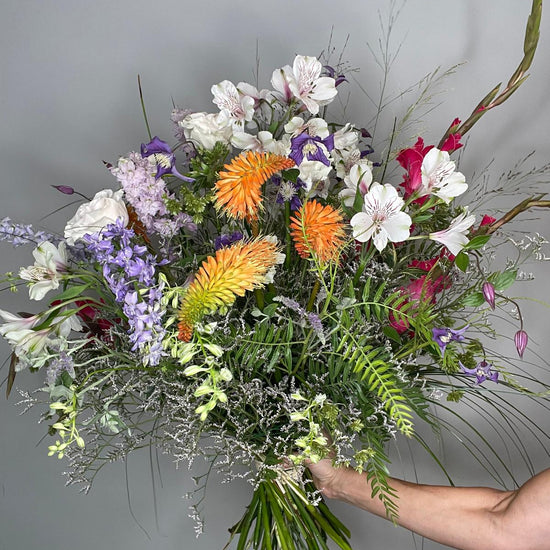 Botanical Rhapsody — ramo silvestre completo con kniphofia naranja y gladiolos fucsia