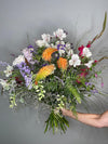 Botanical Rhapsody — ramo silvestre completo con kniphofia naranja y gladiolos fucsia