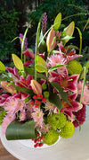 Detalle del centro floral con lilium rosa, crisantemos rosas y verdes, hypericum rojo y liatris morado