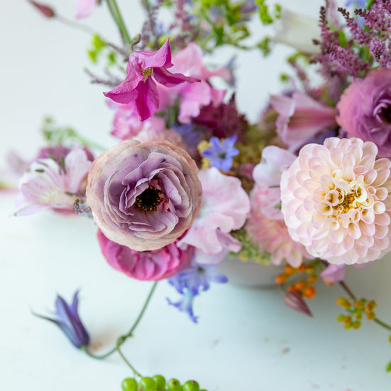 Detalle de ramo con ranúnculo lila, dalia rosa pálido y guisante de olor