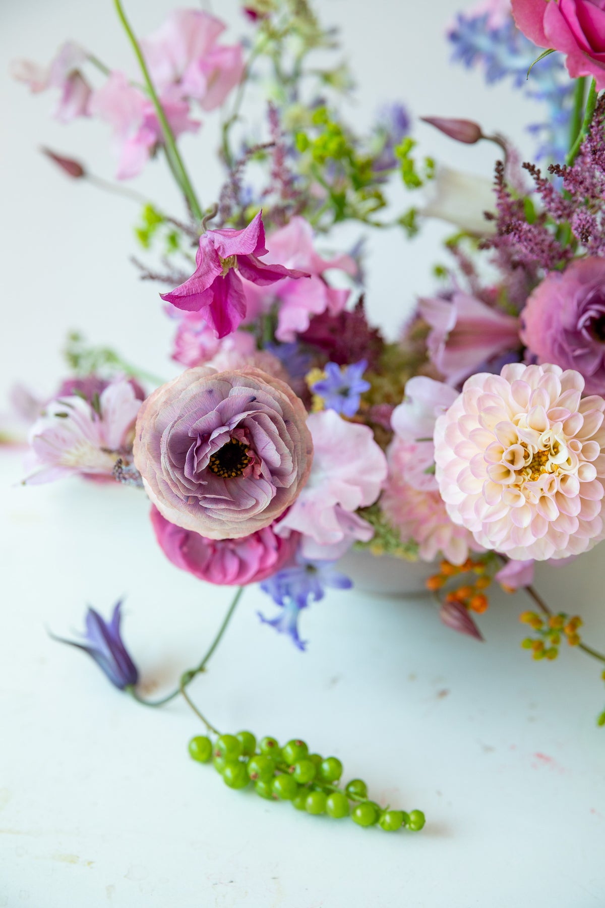 Detalle de ramo con ranúnculo lila, dalia rosa pálido y guisante de olor