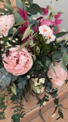Detalle de ramo con rosas rosas y burdeos, manzanilla y eucalipto
