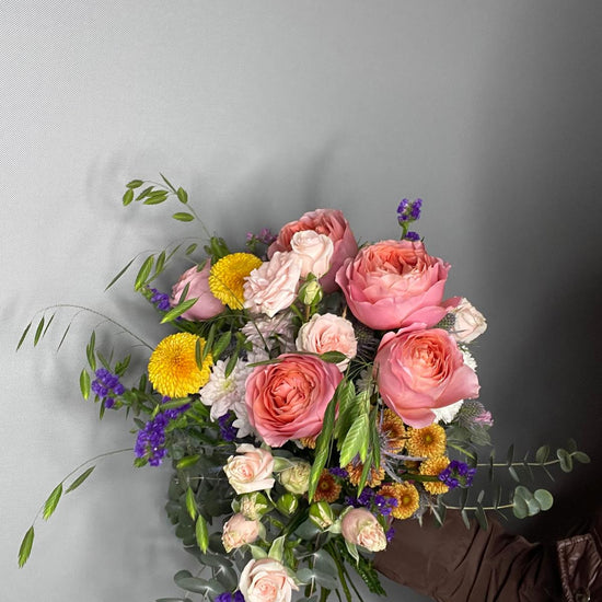 Éclat Rosé — ramo con rosas coral, crisantemos amarillos y eucalipto