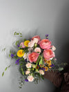Éclat Rosé — ramo con rosas coral, crisantemos amarillos y eucalipto