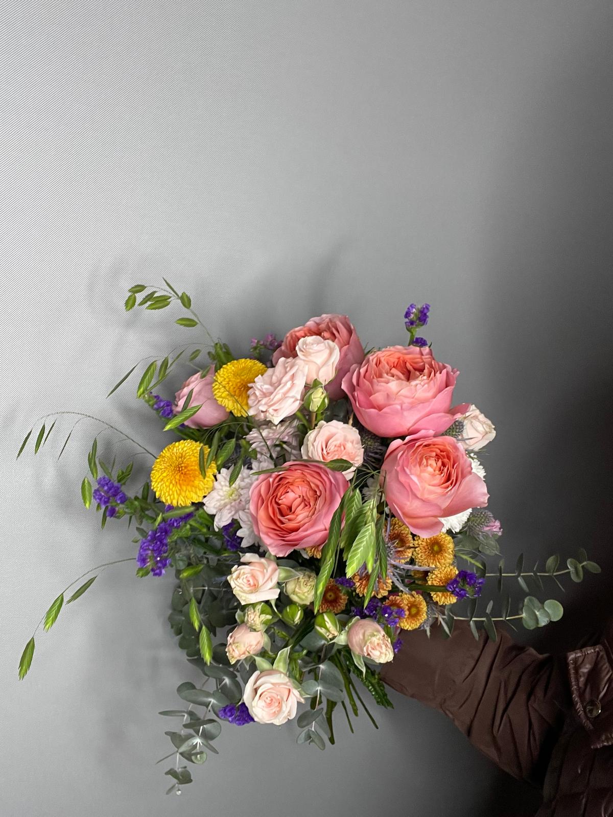 Éclat Rosé — ramo con rosas coral, crisantemos amarillos y eucalipto