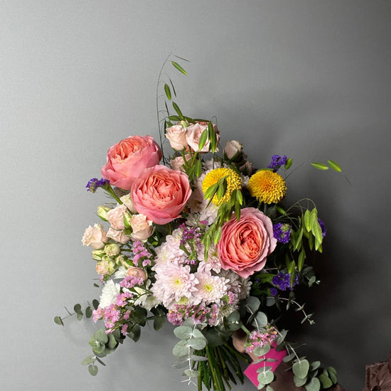 Éclat Rosé — ramo con rosas coral, crisantemos blancos y detalles fucsia