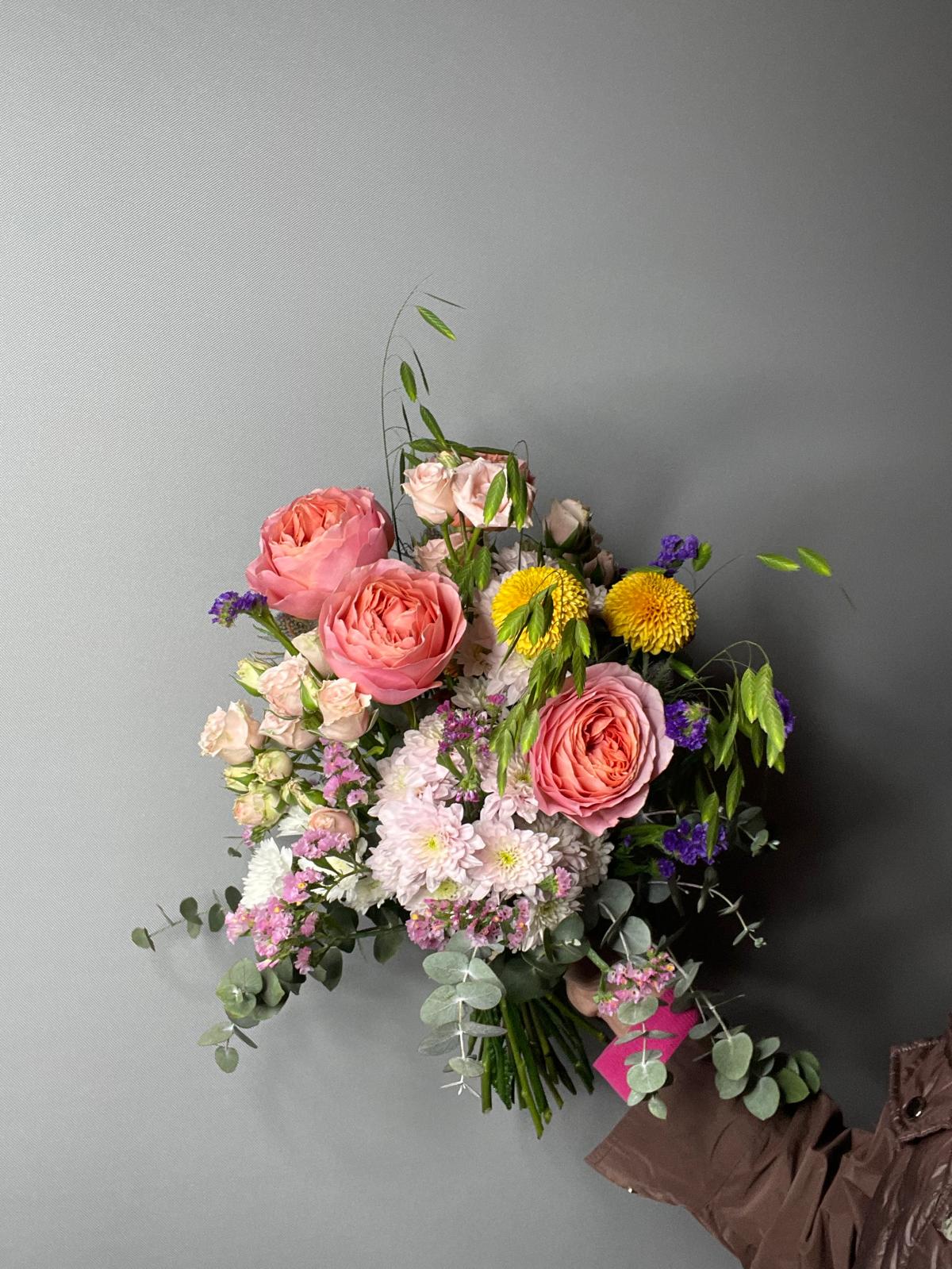 Éclat Rosé — ramo con rosas coral, crisantemos blancos y detalles fucsia