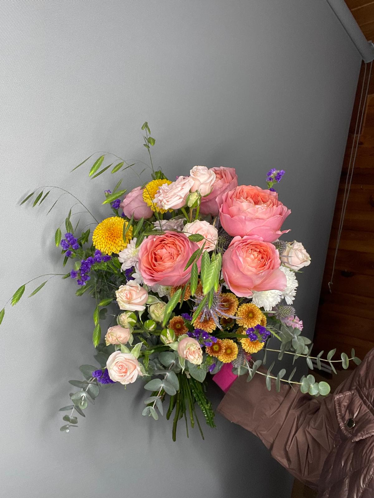 Éclat Rosé — ramo con rosas coral, cardo azul y flores naranjas otoñales