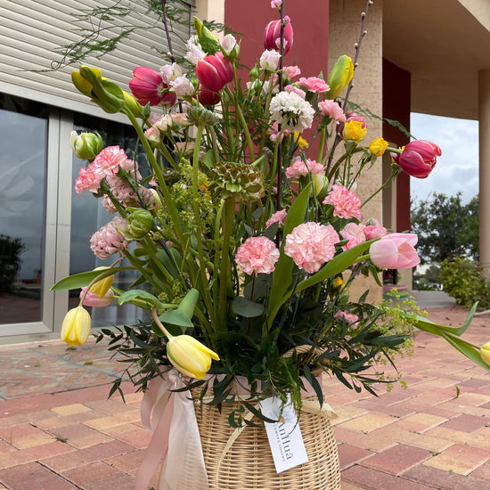 Jardín de Alegría — cesta con tulipanes rosas y amarillos, claveles y ramas florales