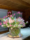 Pink Reverie — composición con protea rosa, cymbidium y rosas en jarrón, etiqueta ANHUÁ