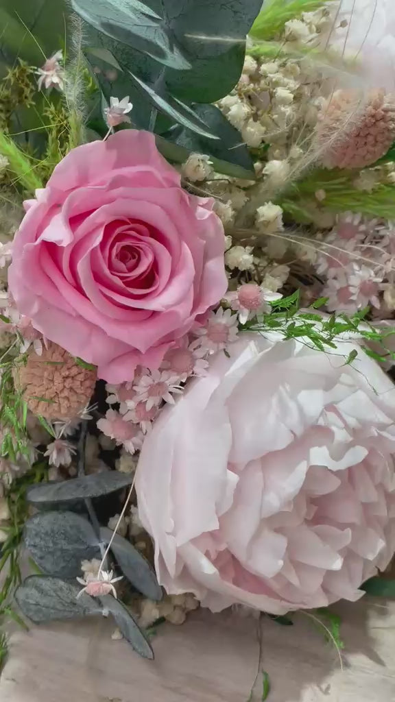 Vídeo de detalle del ramo con rosa rosa, peonía rosa palo, eucalipto y flores secas