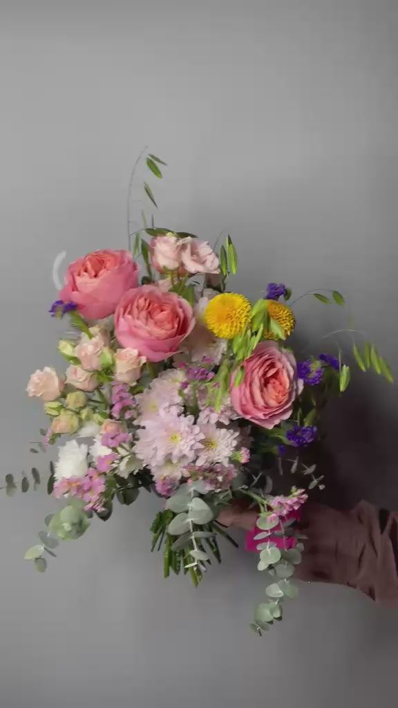 Éclat Rosé — vídeo del ramo con rosas coral, crisantemos amarillos y flores lilas