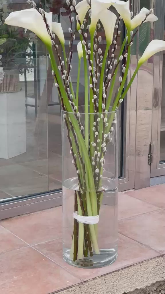 Vídeo del ramo de calas blancas con ramas de sauce en jarrón de cristal alto