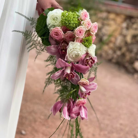 Ramo de novia en cascada con rosas rosas, orquideas y flores blancas