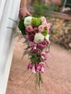Ramo de novia en cascada con rosas rosas, orquideas y flores blancas