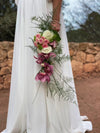 Ramo de novia con rosas y orquideas en tonos rosa y blanco con follaje verde