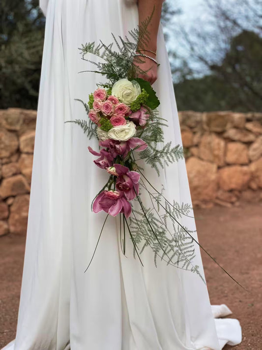 Ramo de novia con rosas y orquideas en tonos rosa y blanco con follaje verde