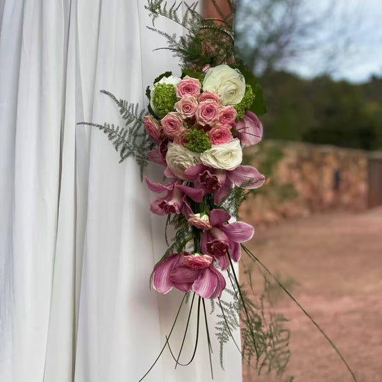 Ramo de novia en cascada con rosas y orquídeas en tonos rosa y blanco