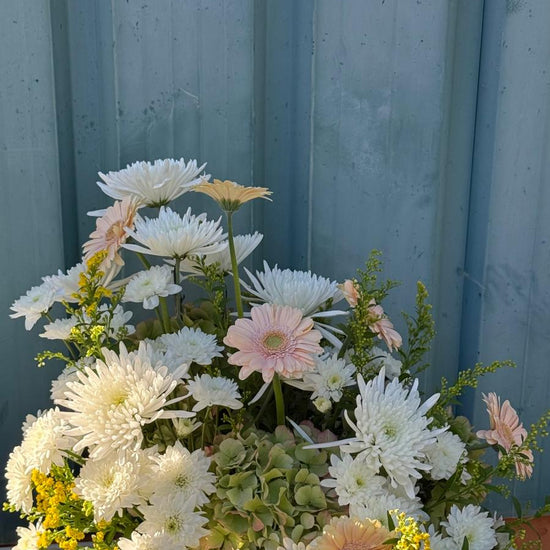Ramo de crisantemos blancos, gerberas rosa pastel, hortensia verde y solidago amarillo