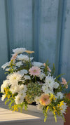 Ramo de crisantemos blancos, gerberas rosa pastel, hortensia verde y solidago amarillo