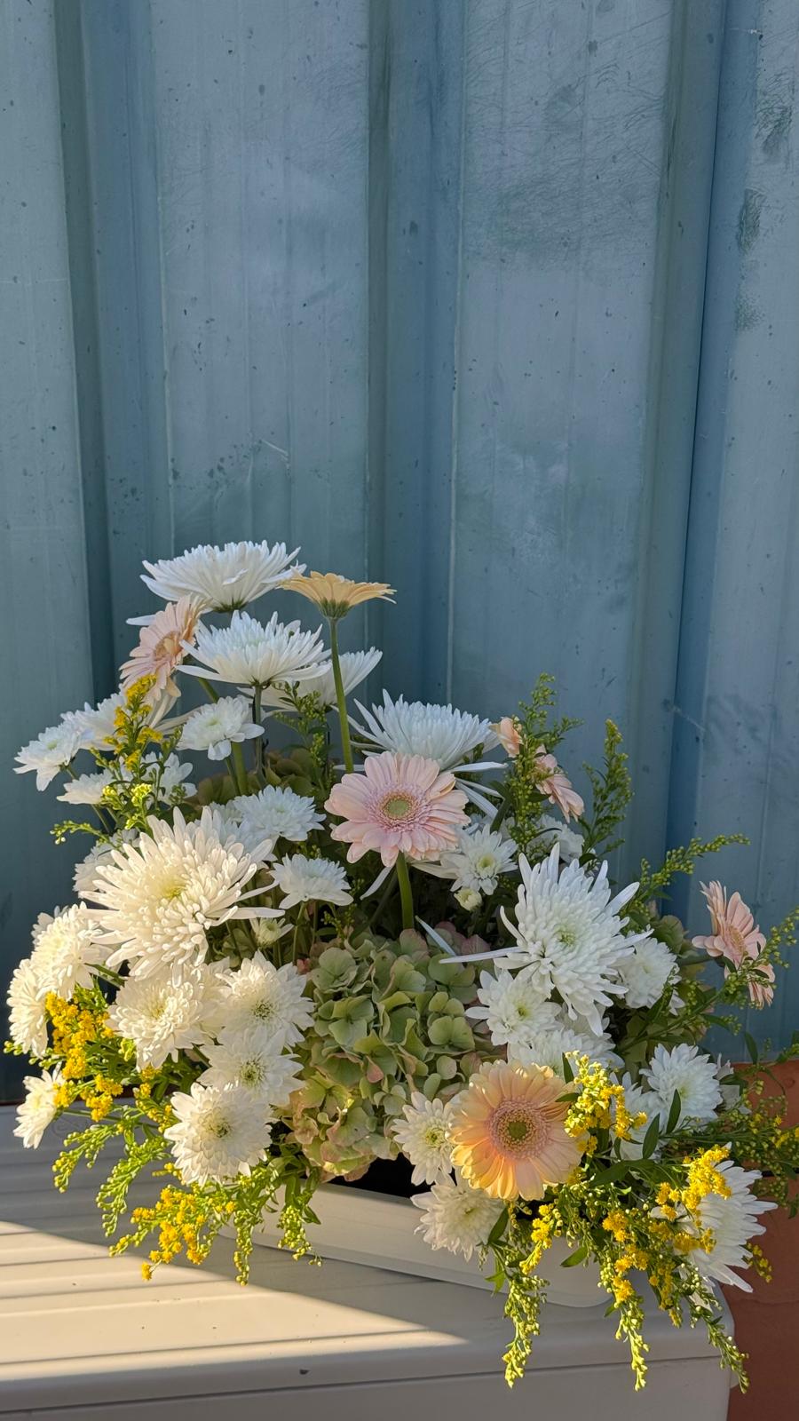 Ramo de crisantemos blancos, gerberas rosa pastel, hortensia verde y solidago amarillo