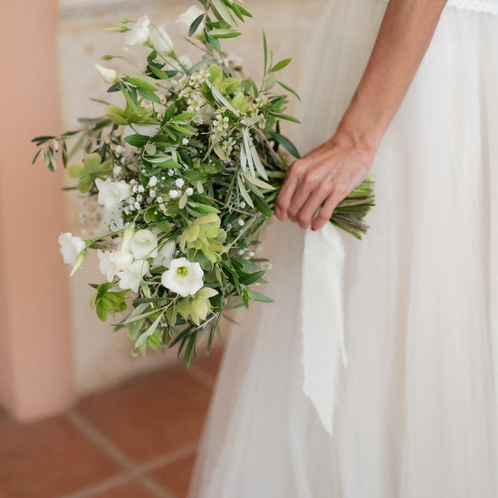 Detalle de ramo de novia blanco y verde con eustoma, helleborus, ramas de olivo y lazo de seda
