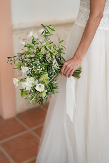 Detalle de ramo de novia blanco y verde con eustoma, helleborus, ramas de olivo y lazo de seda