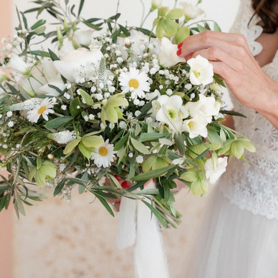 Ramo de novia silvestre con margaritas, helleborus verde, paniculata y ramas de olivo con cinta blanca