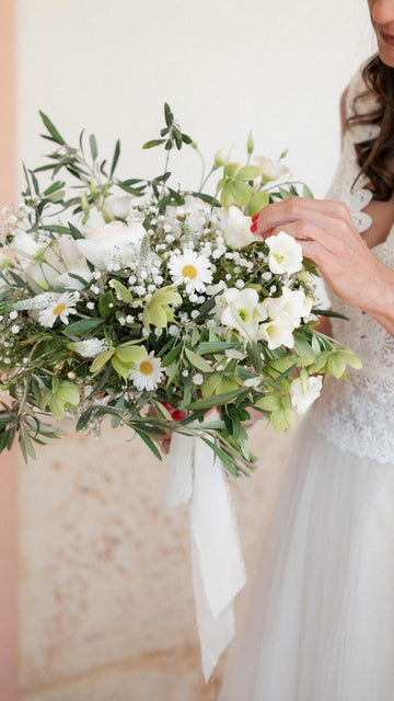 Ramo de novia silvestre con margaritas, helleborus verde, paniculata y ramas de olivo con cinta blanca