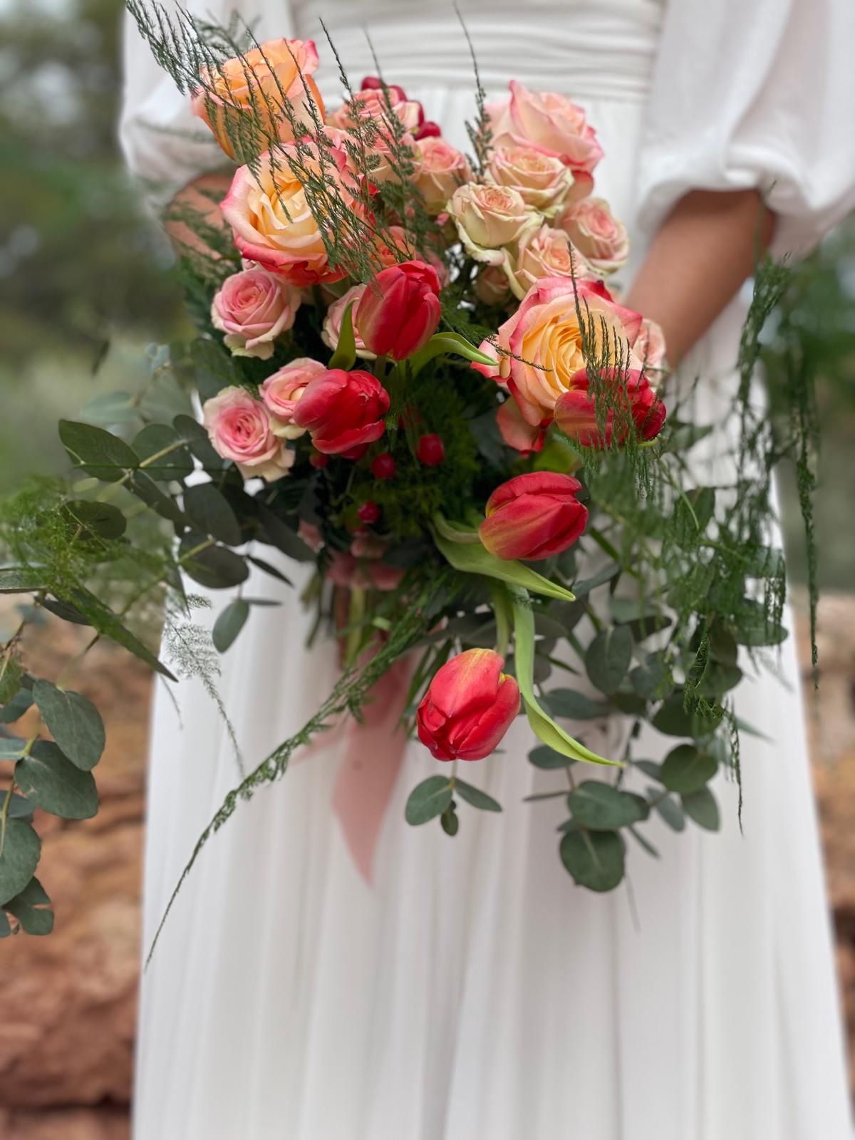 Ramo de novia con rosas melocotón y rosas, tulipanes rojos, hypericum y eucalipto