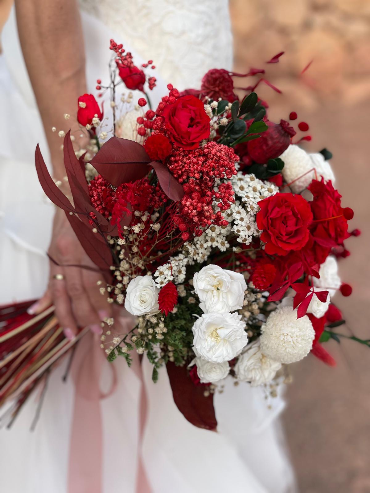 Ramo de novia con rosas rojas y blancas, flores silvestres y follaje bordó