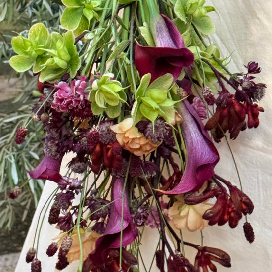 Ramo de novia con calas moradas y helleborus verde, estilo colgante