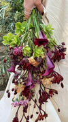 Ramo de novia con calas moradas y helleborus verde, estilo colgante