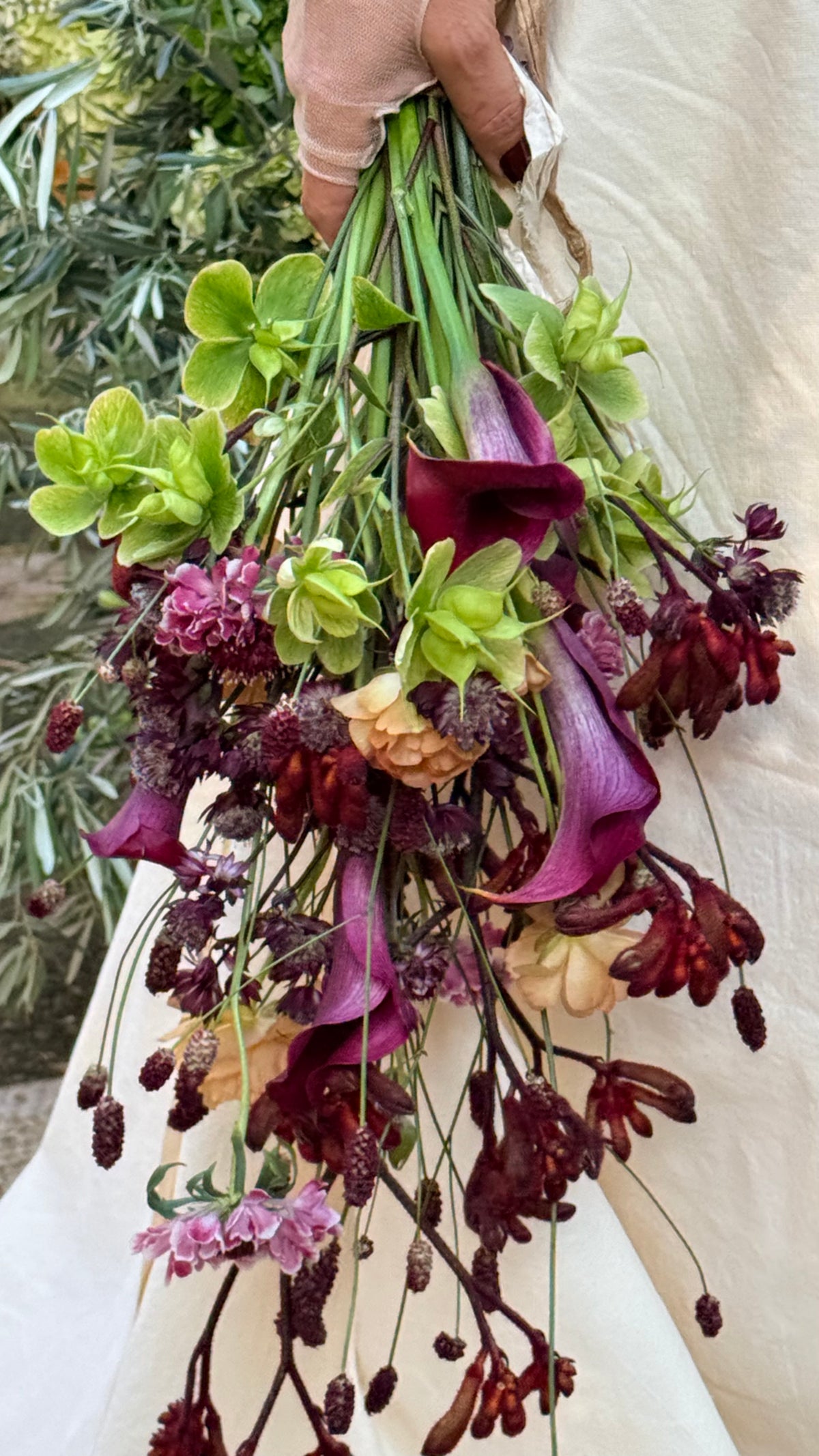 Ramo de novia con calas moradas y helleborus verde, estilo colgante