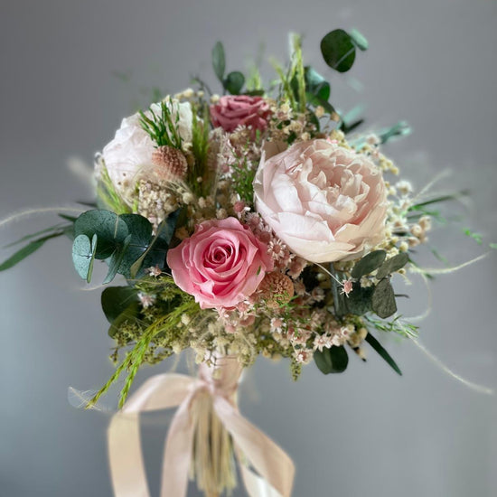 Ramo de peonía rosa palo y rosas rosas con eucalipto, paniculata, flores secas y lazo de satén