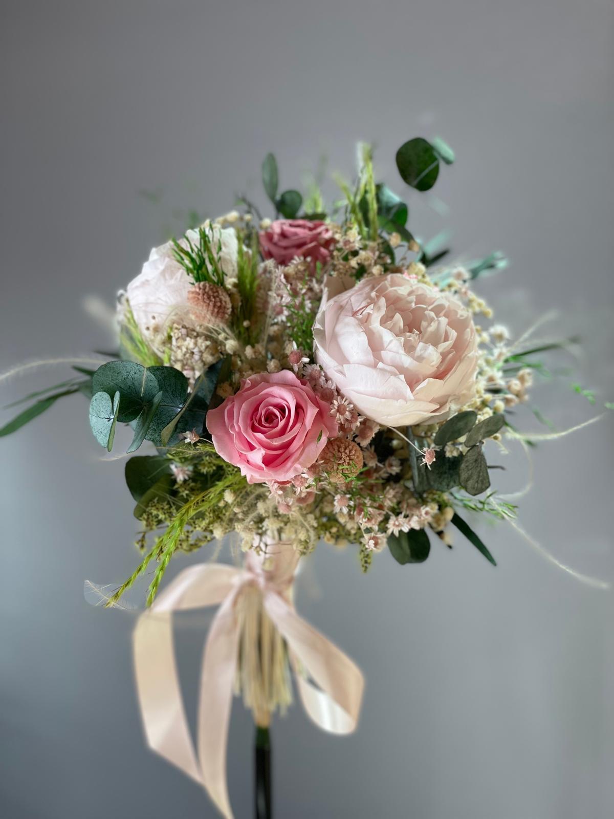 Ramo de peonía rosa palo y rosas rosas con eucalipto, paniculata, flores secas y lazo de satén