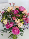 Ramo de peonías fucsia con lisianthus crema, rosas melocotón, alstroemerias rosas y limonium lila
