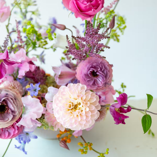 Ramo con rosa fucsia, dalia crema y astilbe morado en composición floral