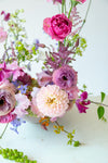 Ramo con rosa fucsia, dalia crema y astilbe morado en composición floral