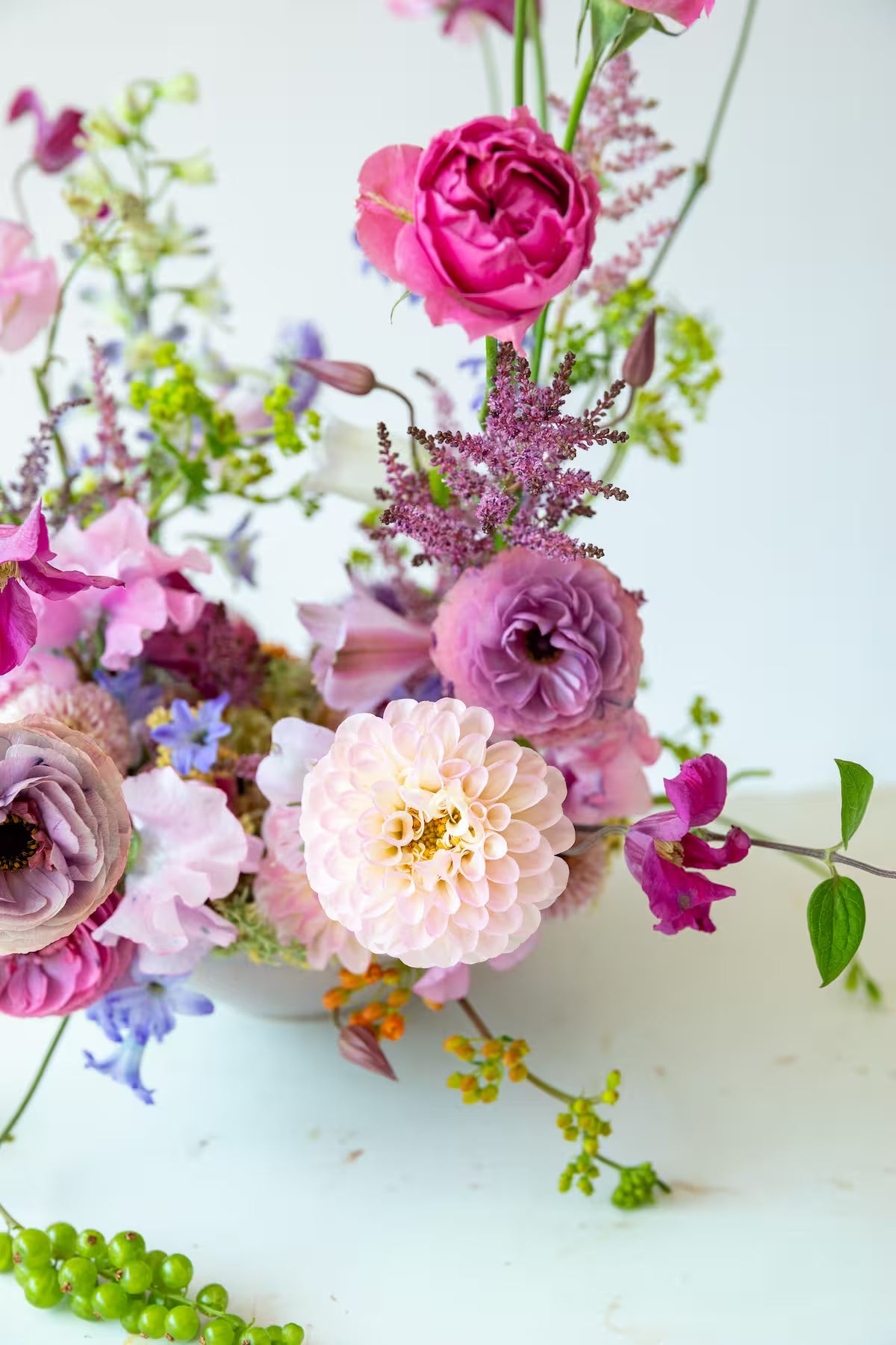 Ramo con rosa fucsia, dalia crema y astilbe morado en composición floral
