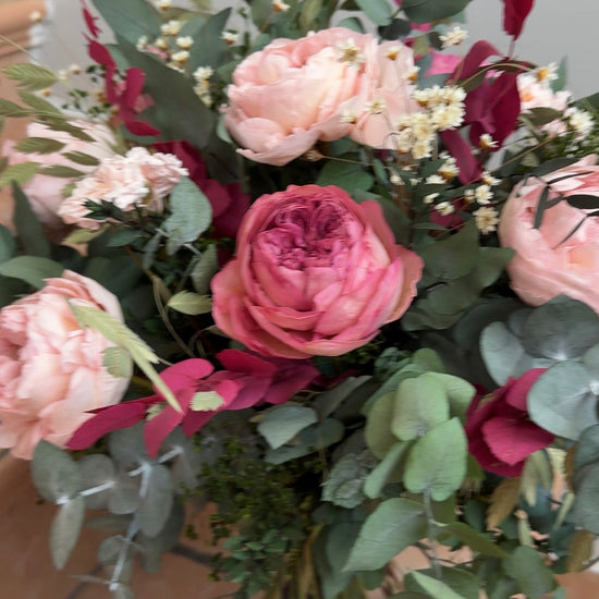Ramo de rosas rosas y burdeos con manzanilla silvestre y eucalipto verde