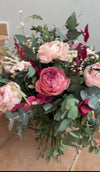 Ramo de rosas rosas y burdeos con manzanilla silvestre y eucalipto verde