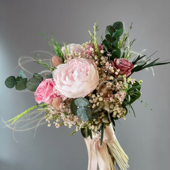 Ramo de rosas rosas con eucalipto, paniculata, flores secas y lazo de satén rosa palo