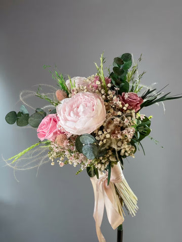 Ramo de rosas rosas con eucalipto, paniculata, flores secas y lazo de satén rosa palo