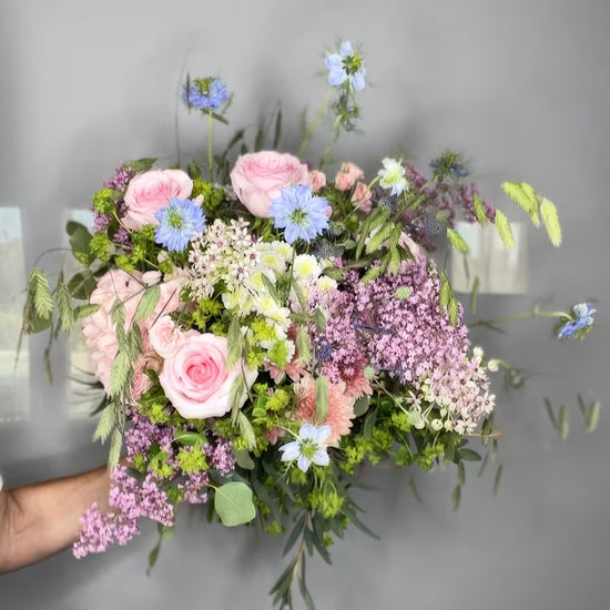 Ramo silvestre con rosas rosas, nigella azul y flores lilas, estilo desestructurado
