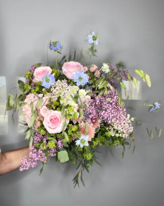 Ramo silvestre con rosas rosas, nigella azul y flores lilas, estilo desestructurado